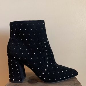 Black stud Gianni Bini